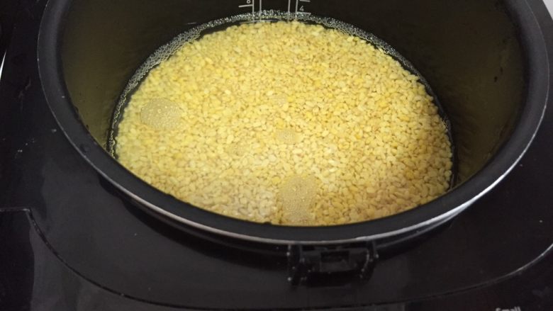 不用蒸不用提前浸泡,家庭版绿豆糕,将绿豆放入电饭锅中正常煮饭功能即可,加的水刚刚末过绿豆就好。通常,很多都会拿来蒸,但我发现把水控制好不需要提前泡着也不需要蒸,只要放入电饭锅,普通的煮饭档也非常成功。