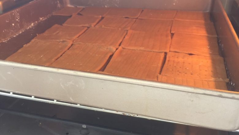 抹茶玫瑰全麦牛轧饼,烤箱提前预热180度10min
预热结束,把烤盘放进烤箱中层180度15min
