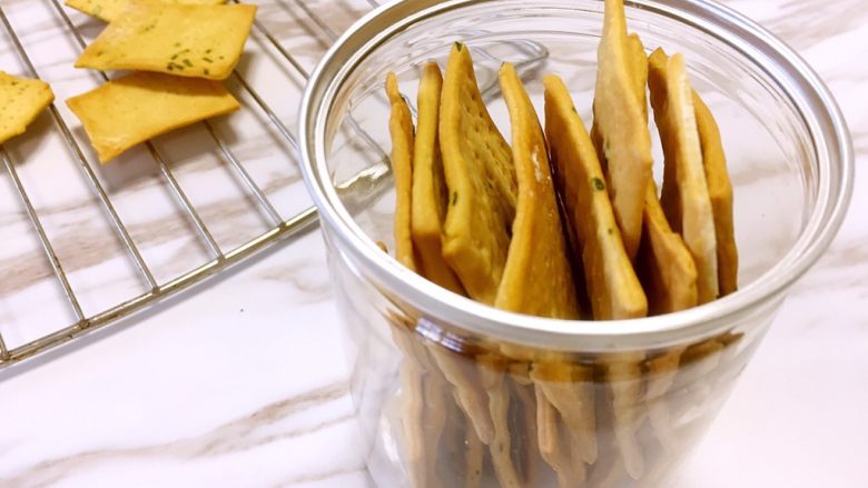 香葱味苏打饼干,吃不完的饼干不要放在空气中,可以装进保鲜盒或者袋子中密封保存,防止受潮