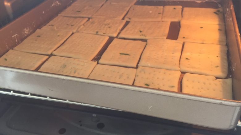 香葱味苏打饼干,预热结束,把烤盘放进烤箱中层180度15min