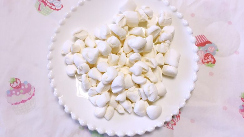 抹茶葱香牛轧饼,把<a style='color:red;display:inline-block;' href='/shicai/ 6083'>棉花糖</a>切成小块(利于融化)