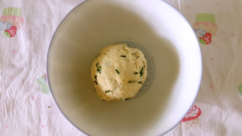 抹茶葱香牛轧饼,把香葱均匀揉到面团里,盖上保鲜膜静置30min