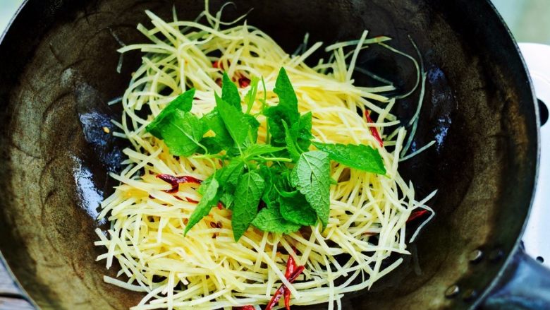 荆芥炒土豆丝,炒至土豆丝稍微变色后关火，撒进洗净的荆芥叶翻炒几下即可。