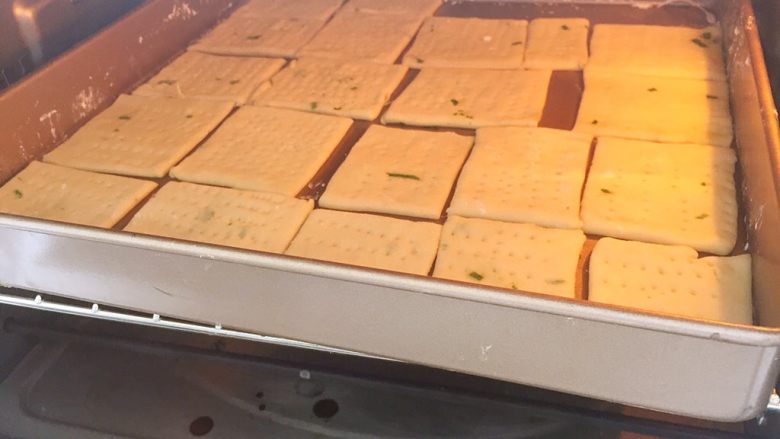 抹茶葱香牛轧饼,烤箱提前预热180度10min
预热结束,把烤盘放进烤箱中层180度15min