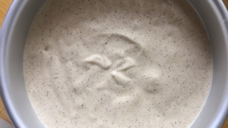 红枣戚风蛋糕,烤箱130度预热。混合蛋白霜和蛋黄糊,先取1/3蛋白霜加入蛋黄糊里,由下向上翻拌匀之后倒进剩下的蛋白霜里,继续翻拌好倒入八寸模具中。