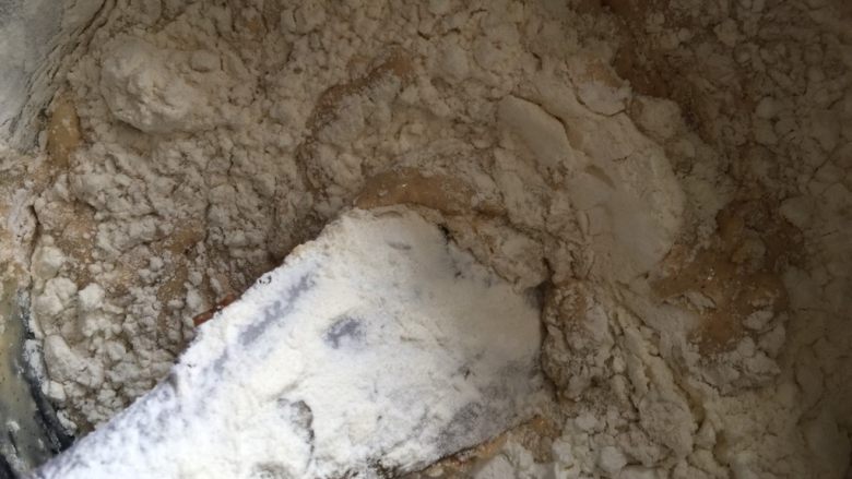 红枣戚风蛋糕,刮刀由下往上翻拌,切记千万不要打圈以免起筋。