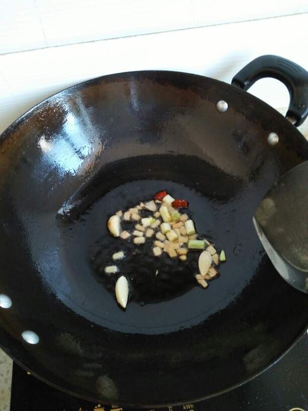 西红柿炖鲫鱼,锅热油,爆大蒜,葱,生姜,八角,炒香。
