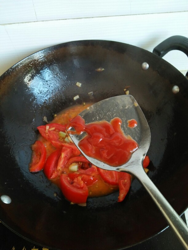 西红柿炖鲫鱼,放入适量的<a style='color:red;display:inline-block;' href='/shicai/ 699'>番茄酱</a>,喜欢酸甜味的可以多放一点。
