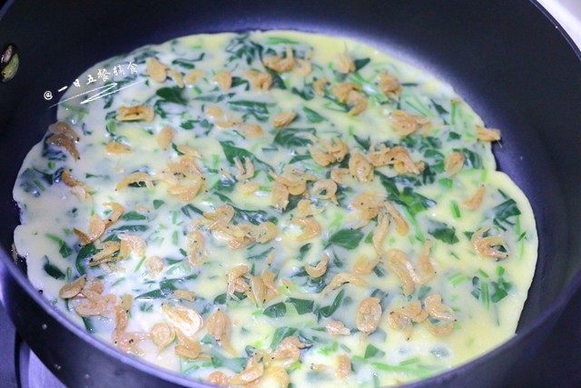 虾皮菠菜蛋饼 |,将虾皮撒在表面。