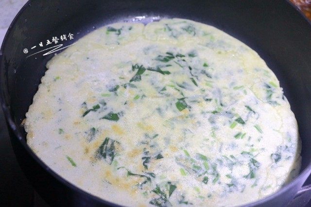 虾皮菠菜蛋饼 |,一面煎好后翻面:先把饼慢慢移到盘子上,再将盘子倒扣在锅里,两面煎熟。