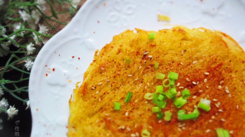 五香土豆丝饼,简单快速，焦香酥脆，零厨艺都能做的一道美味。