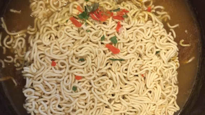 咖喱土豆面,我比较懒,不想做米饭,所以放了一个面饼进去,煮熟就好啦。
(调料包你们喜欢的也可以放进去,前提是不要过多影响咖喱的味道,也可以煮好后放一点尝尝再做决定)。
(如果想放手擀面和挂面的宝宝,面要用别的锅煮好之后用凉水冲一下再放进锅里一起煮,不然会团在一起的哦!)
