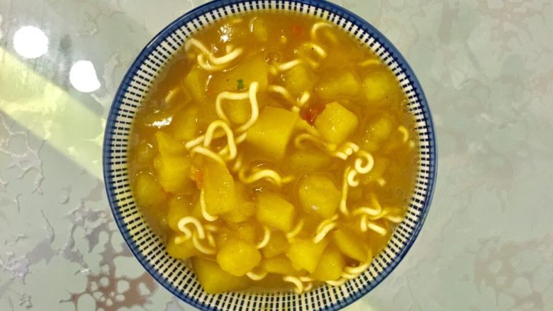 咖喱土豆面,其实图片可以再美一点的,老公在旁边等着吃了,有点匆忙。