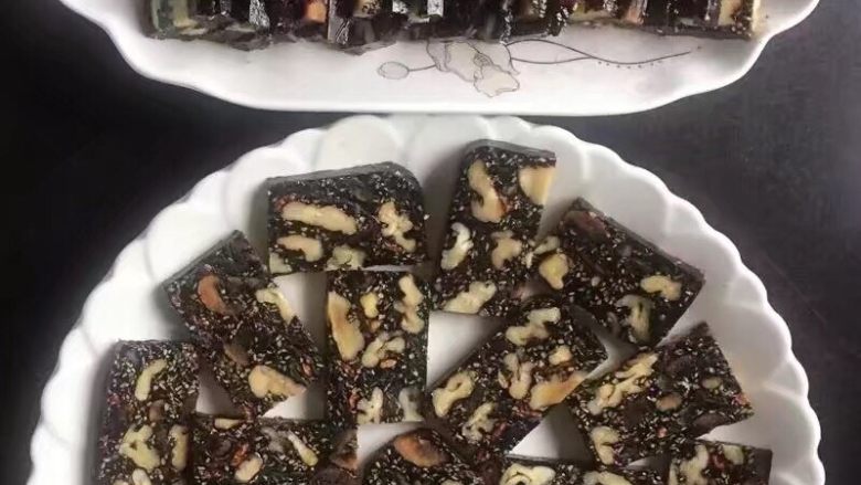纯手工自制阿胶糕,事先准备好一方盘模具,放上保鲜膜,在保鲜膜上刷点香油,趁热倒入熬好的阿胶糕,抹平、压实、晾凉后放入冰箱冷藏3—4小时取出切片,就酱紫啦,是不是很漂亮哈哈~