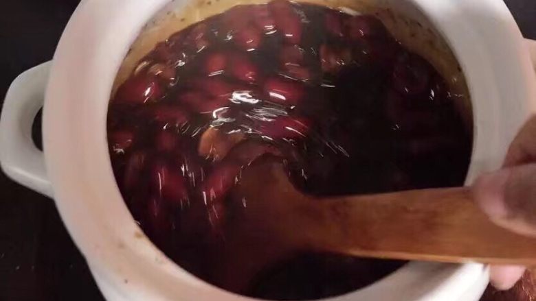 纯手工自制阿胶糕,熬阿胶:先把黄酒倒进砂锅(要是没有砂锅,用不沾锅也可以的)里,把阿胶粉放入泡一小会,开小火,木铲不停往一个方向搅拌,让阿胶粉遇热融化后加入冰糖粉,待冰糖溶化后依次放入<a style='color:red;display:inline-block;' href='/shicai/ 607'>桂圆肉</a>、红枣、<a style='color:red;display:inline-block;' href='/shicai/ 673'>枸杞</a>。每倒入一种搅拌均匀后再倒入下一种,一定要不停的搅拌,免得糊锅。