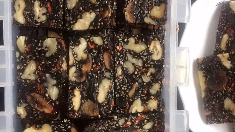 纯手工自制阿胶糕,大功告成,放冰箱冷藏慢慢吃,一天也不要多吃,早晚各两片。