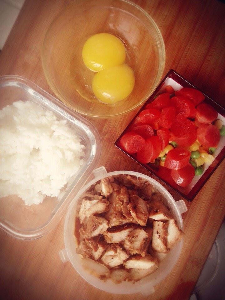 爱心黄金炒饭,食材准备,米饭,腊肠,蔬菜粒,腊肠,卤肉(之前做好的)蛋黄2个,打散蛋液
