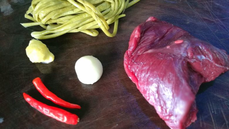 酸豆角炒牛肉末,材料准备好。