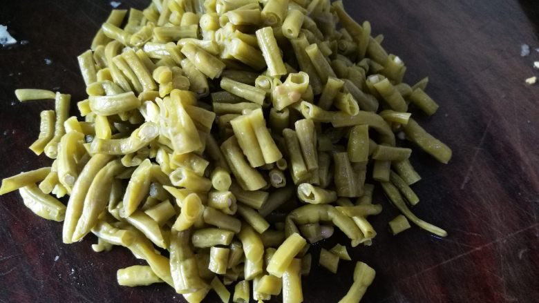 酸豆角炒牛肉末,酸豆角洗干净，切成小段。