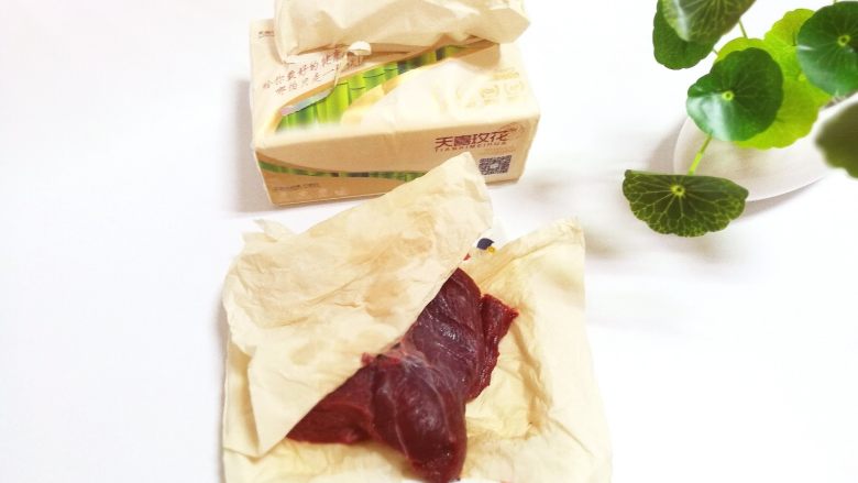 酸豆角炒牛肉末,牛肉清洗之后先用天喜玫花抽纸吸掉牛肉的水份。