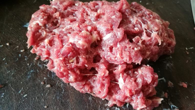 酸豆角炒牛肉末,再剁成肉末。