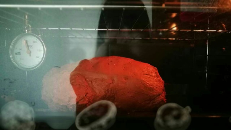 烤箱版叫花鸡,烤箱预热20分钟到200度,全鸡放烤盘,入烤箱,烤2小时。