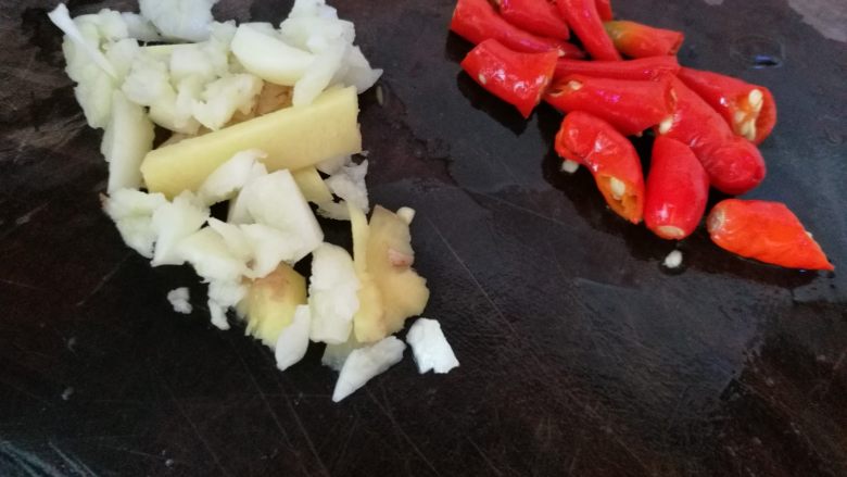 酸豆角炒牛肉末,姜、蒜、酸辣椒分别切好备用。