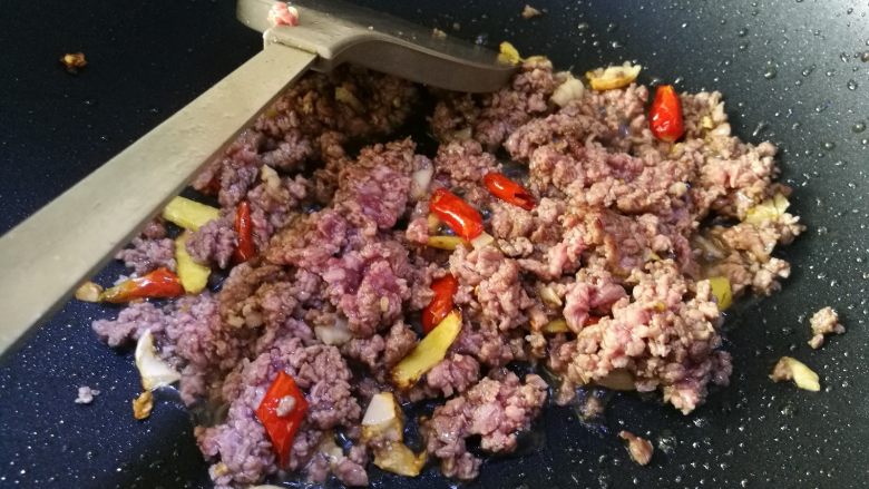 酸豆角炒牛肉末,加入料酒、盐翻炒均匀。