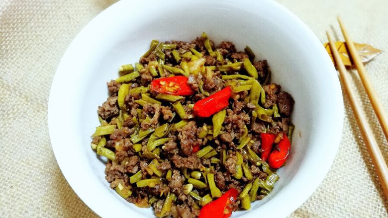 酸豆角炒牛肉末,关火出锅装入碗中。