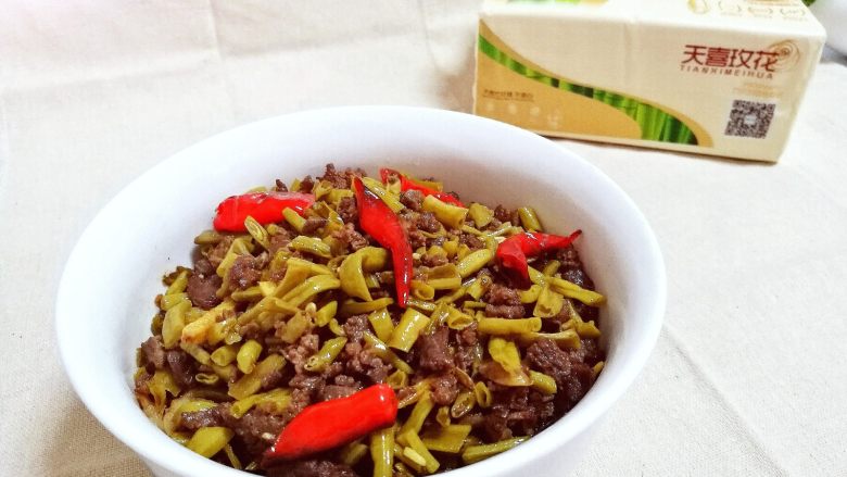 酸豆角炒牛肉末,成品图
