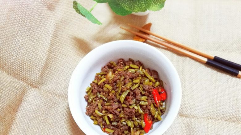 酸豆角炒牛肉末,成品图