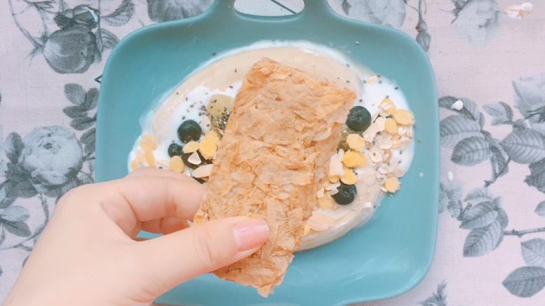 夏日快手香蕉燕麦水果船（减脂餐）,又加了一块weetbix麦片。