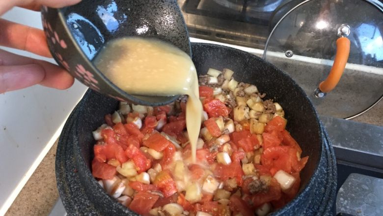 番茄茄丁肉酱拌面,加入蕃茄丁和汁水,拌炒均匀。再加入搅味噌水,搅拌均匀。