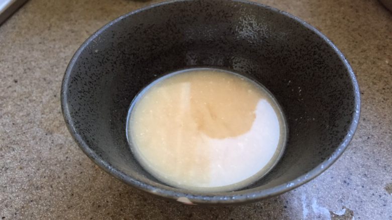 番茄茄丁肉酱拌面,一勺赤味噌,加水搅拌开。