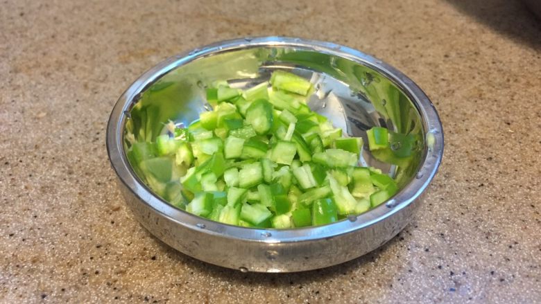 番茄茄丁肉酱拌面,关火,撒上青椒丁,拌匀。