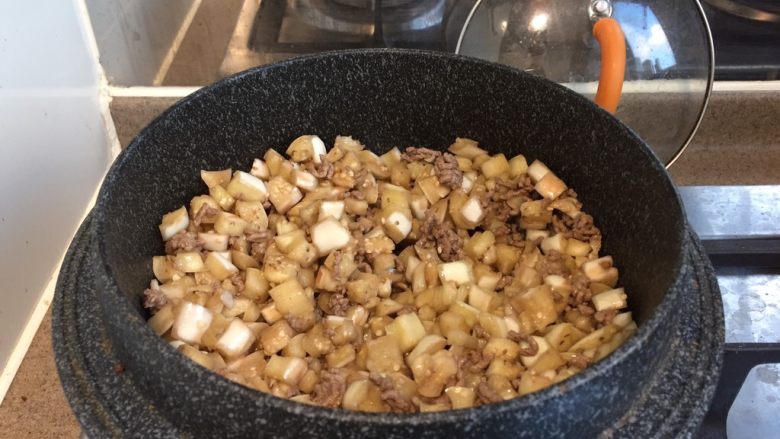 番茄茄丁肉酱拌面,加入茄子丁,炒软,把茄子丁和肉末拌炒均匀。