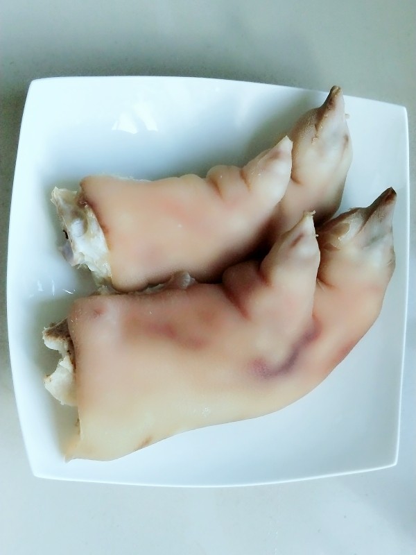 鱼香猪蹄,煮好了过水清洗,趁着还热的抹老抽上色