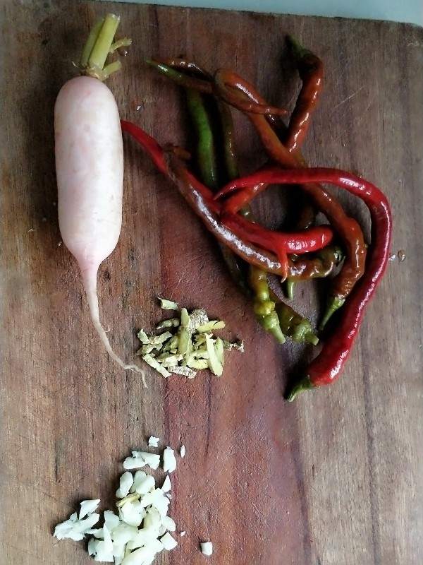 鱼香猪蹄,一定要自己泡的辣椒,外面买的除了咸,没香味,这是主要的