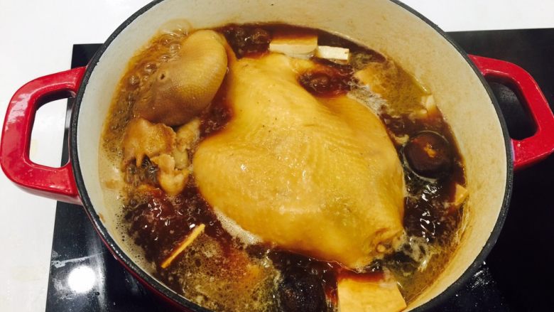 酱油鸡,大概炖2小时,大火收一下汁儿,最后可以喝汤吃鸡肉,直接端锅吃哈,因为整鸡比较大,拿出来没有放锅里有风味……