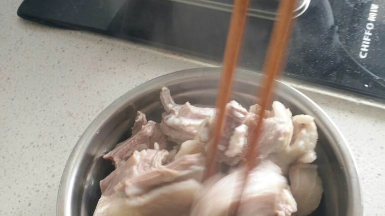 新疆羊排抓饭,煮开后血沫子撇干净,羊肉捞出。锅中水留下备用。