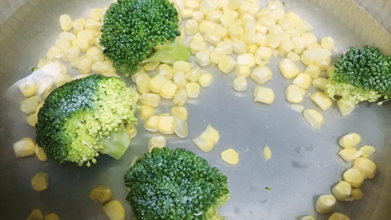 彩蔬鲜虾面条丸子,食材处理:玉米和西兰花洗干净后用水焯熟