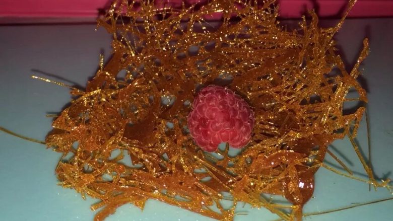 黄金盘丝洞,晾凉凝固了,把盘丝洞从碗上剥开,要非常非常小心,要不悲催了,我剥完剩一半了。