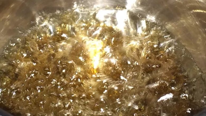 黄金盘丝洞,成深棕色,粘稠状即可。