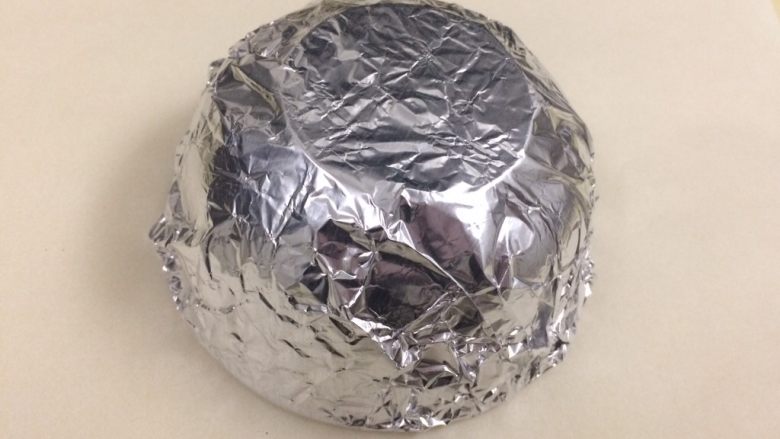 黄金盘丝洞,提前把碗用锡纸包裹好 ,下面再垫好油纸。