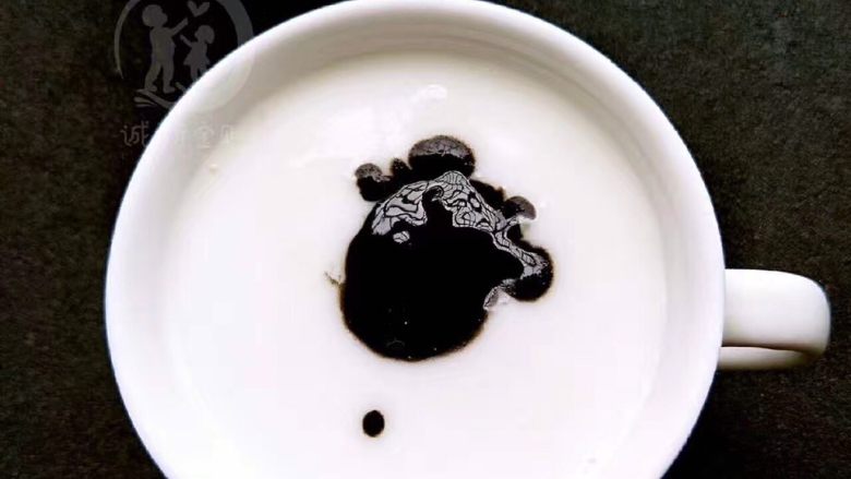 宝宝辅食创意分享❥龙猫酸奶,酸奶中加入适量黑芝麻核桃酱,搅拌均匀