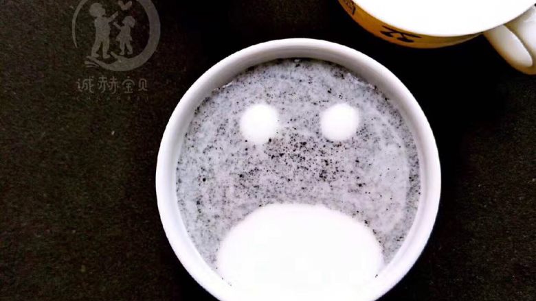 宝宝辅食创意分享❥龙猫酸奶,沿着杯壁倒入适量酸奶做龙猫肚皮部分,用勺子滴入酸奶做龙猫眼睛