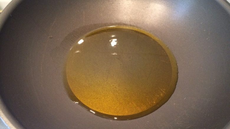 核桃仁番茄🍆丁炒面,热锅倒油,油可以多一点,因为茄子吸油