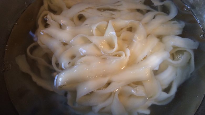 核桃仁番茄🍆丁炒面,煮熟面条捞出过凉水,这样面条会很劲道