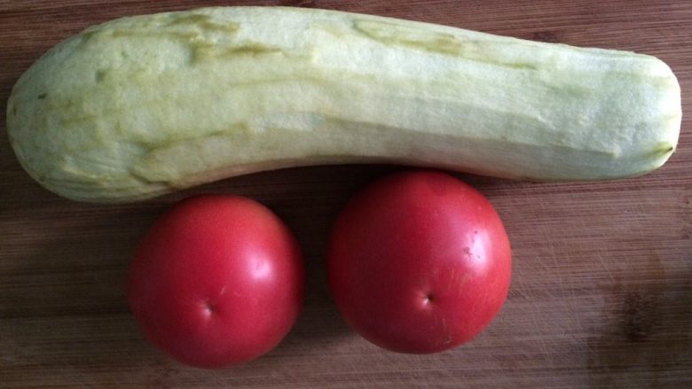 核桃仁番茄🍆丁炒面,准备食材,西红柿洗净,茄子削皮