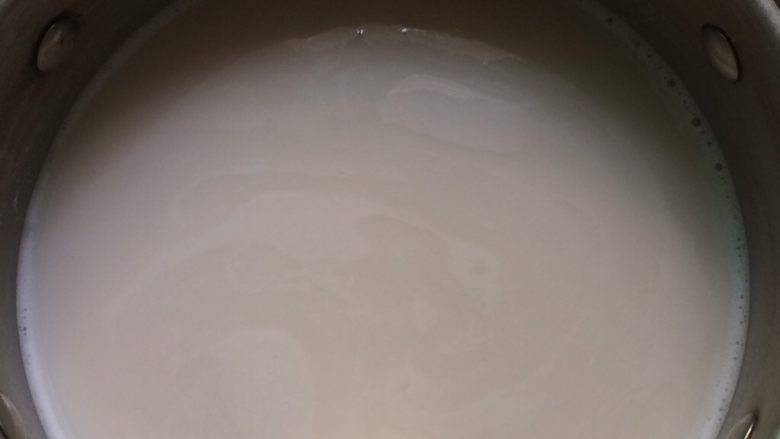 鹰嘴豆浆,倒进深锅里,开大火煮开,转中火再煮15分钟。